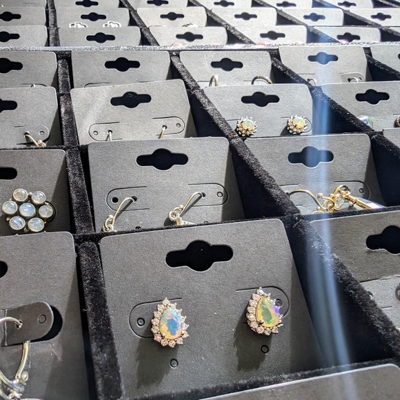 Earrings LIVE LISTING - Picture 5 of 10